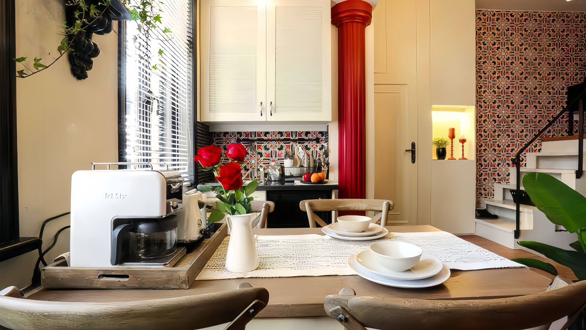 Downtown Shanghai House | Lian's Cozy Cottage next to ShaanXi S. Rd Subway STA nestled in Mid. Huaihai Rd.