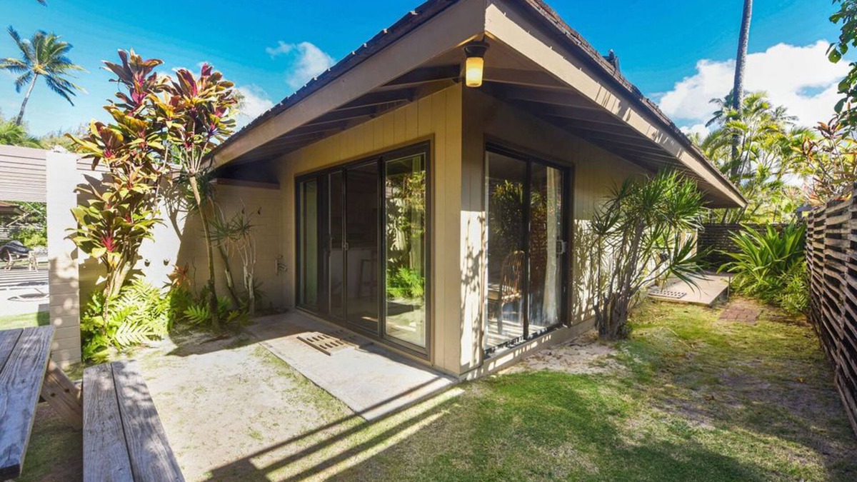 Kailua Cottage | licensed NUC no 90/TVU-0326 Serenity Beachfront Cottage