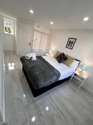 Lichfield Apartment | Lichfield City Cathedral Walk 3 Bedroom Coachhouse
