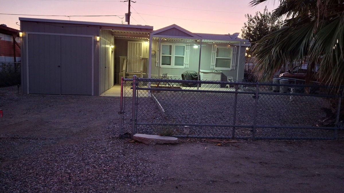 Mohave Valley House | Life a beach at the river 3-bedroom house in Mohave ValleynBy the river have fun
