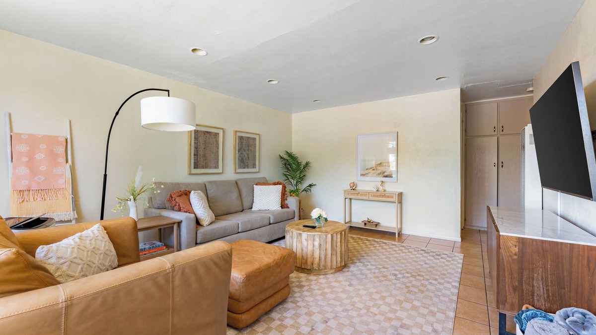 Stockton House | Light & Airy - Fire pit! Close to Downtown, Petco, Little Italy, Zoo, Airport!