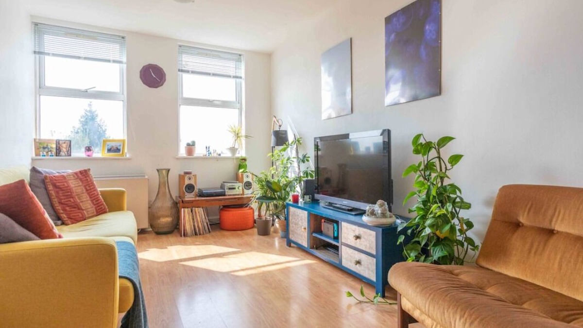 Waltham Cross Apartment | Light and Bright 2-bedroom apartment in Waltham Cross, free off street parking