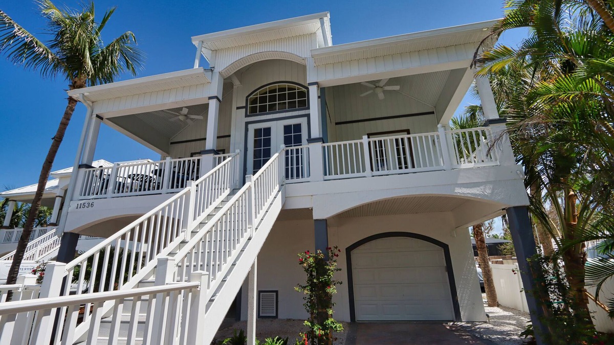 Captiva House | Light and Bright in the Heart of The Village! Events Welcome!
