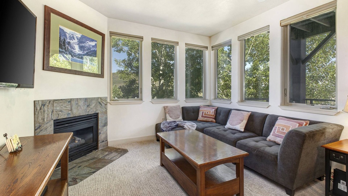 Kimball Junction Condo | Light-filled condo with heated pool & hot tub, near shopping & skiing