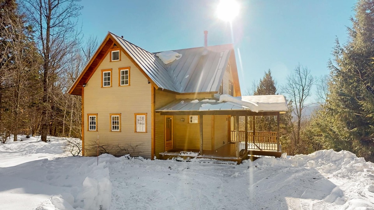 Moretown House | Light-filled retreat in Mad River Valley with internet & deck