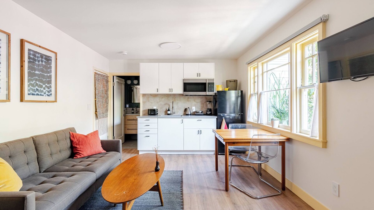 Emeryville Apartment | Light-filled Spacious Studio and Gardens