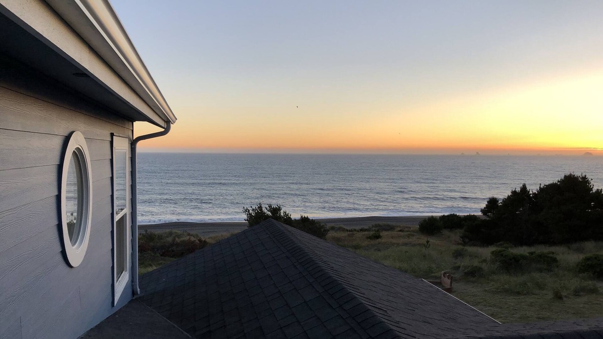 Port Orford House | LIGHT HOUSE - THE MOST WESTERLY OCEANFRONT BEACH RENTAL ON THE WEST COAST
