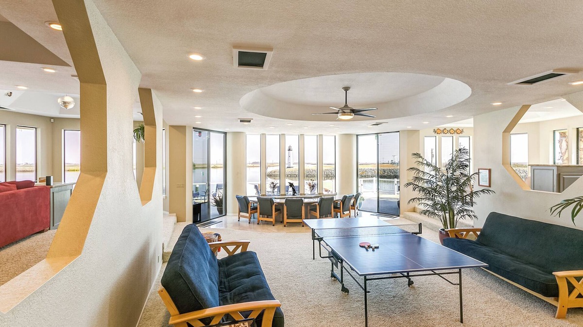 Discovery Bay House | Lighthouse Holiday Home - Waterfront, Hot tub, Sauna, Gourmet Kitchen, Fishing