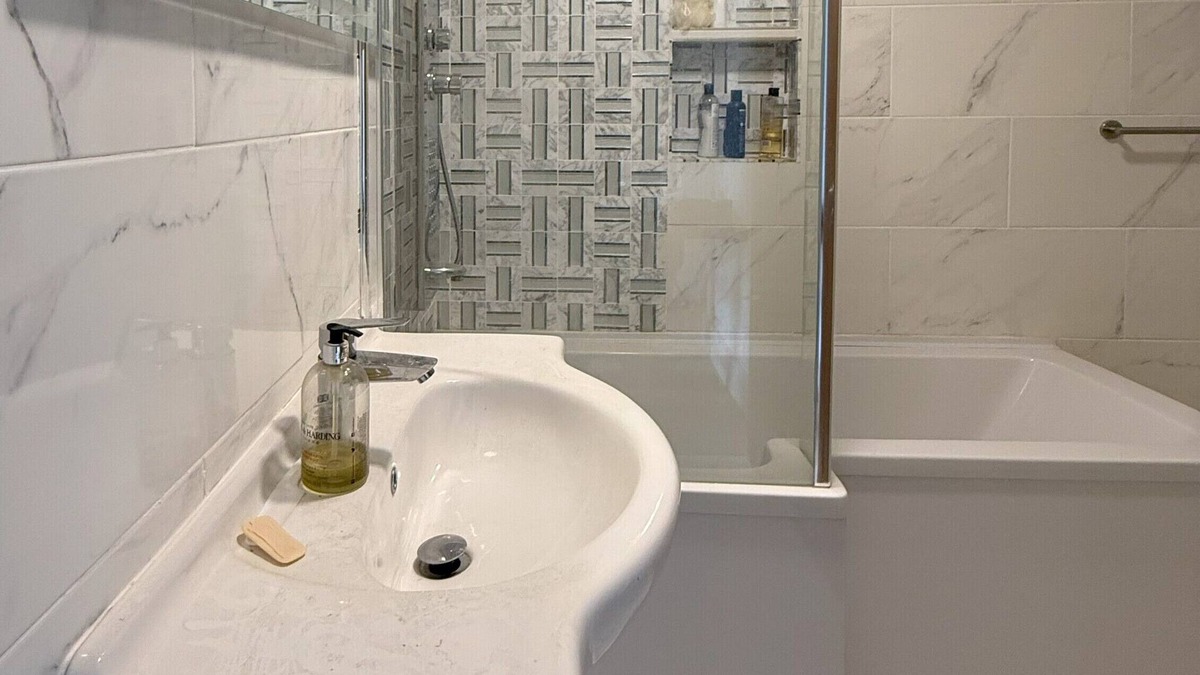 Dovercourt Apartment | Lighthouse Lodge by the sea