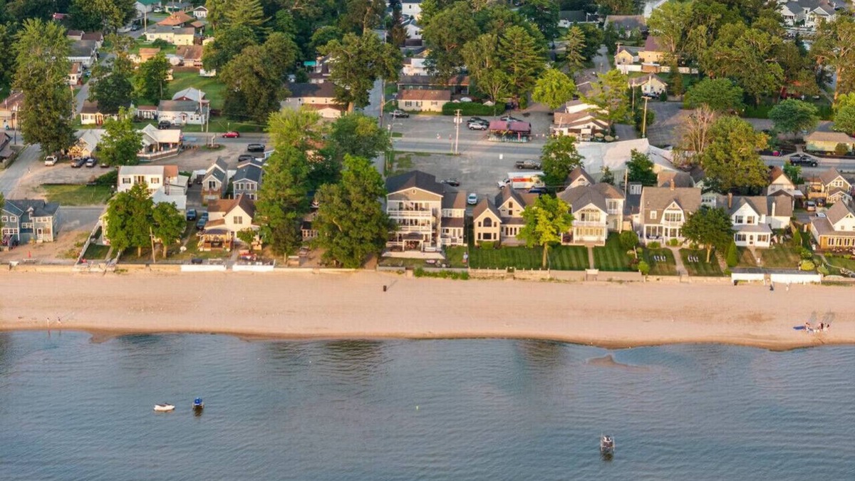 Sylvan Beach Apartment | `Lighthouse Loft`-3BR, Queen, Full, Full + Futon!