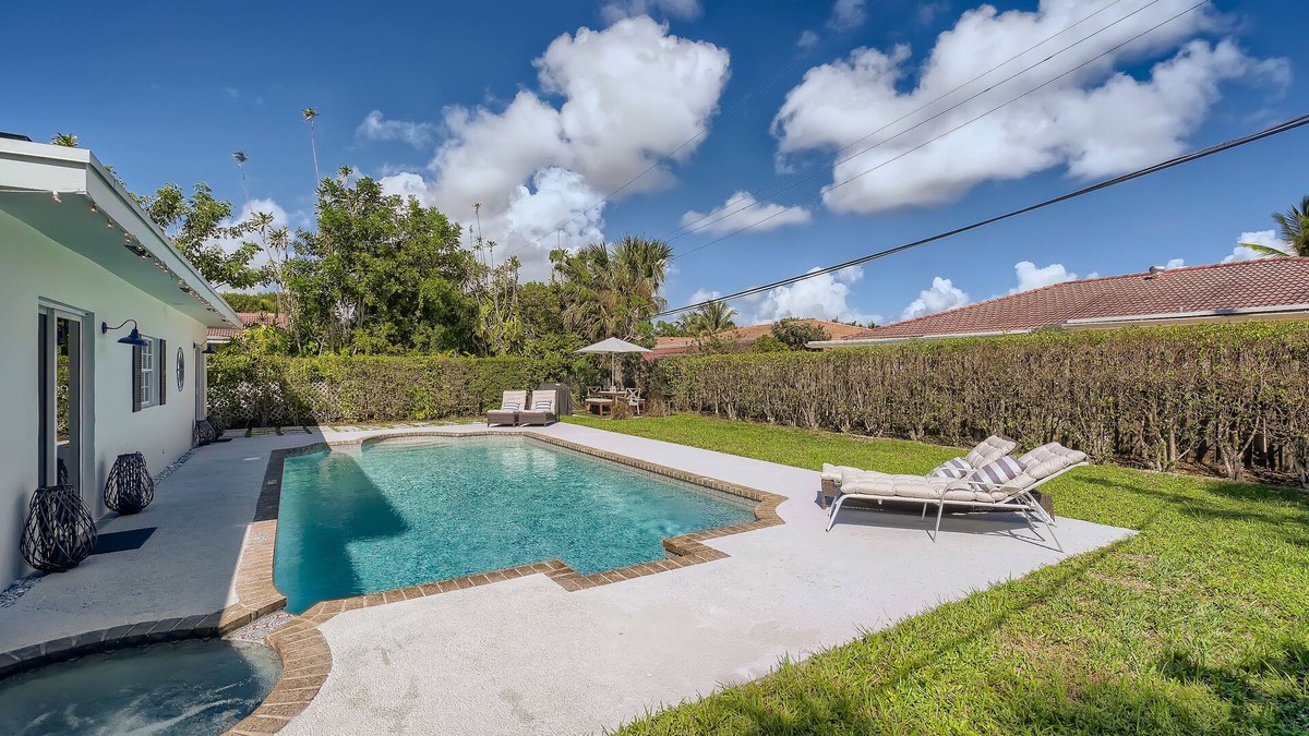 Lighthouse Point House | Lighthouse Point Beach Home: 10 min to beach 🏖️, sleeps 10, pool 🏊‍♀️, golf, pickle🎾