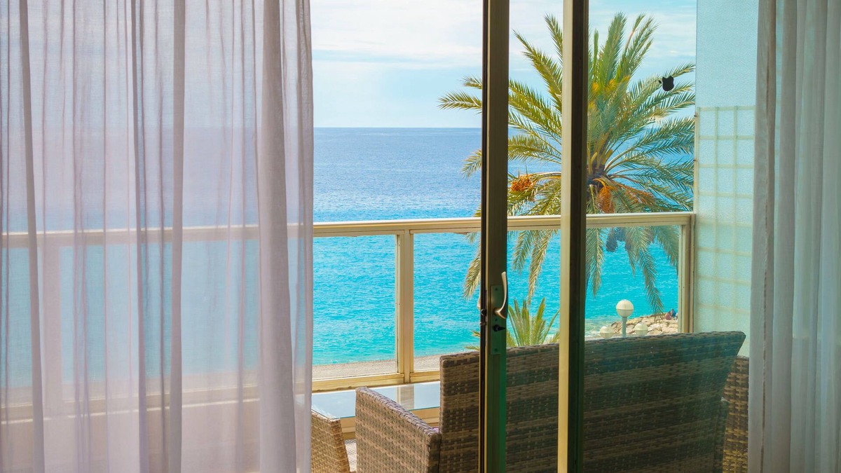 Les Baumettes Apartment | Like in a boat - 2 BR with big balcony in front of the sea