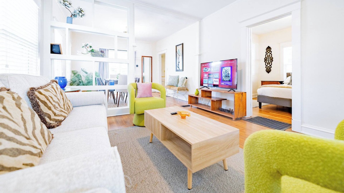 West Plaza House | Lil House w/Driveway in the Middle of KC!