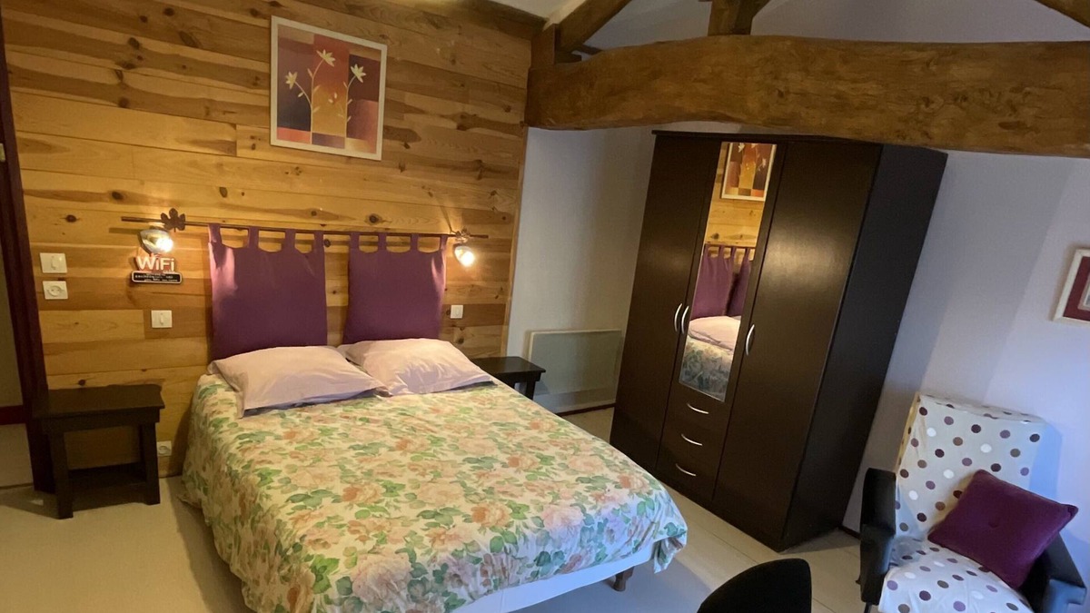 Saint-Jean-de-Sauves House | LILAC SUITE BATHROOM AND WC PRIVATE