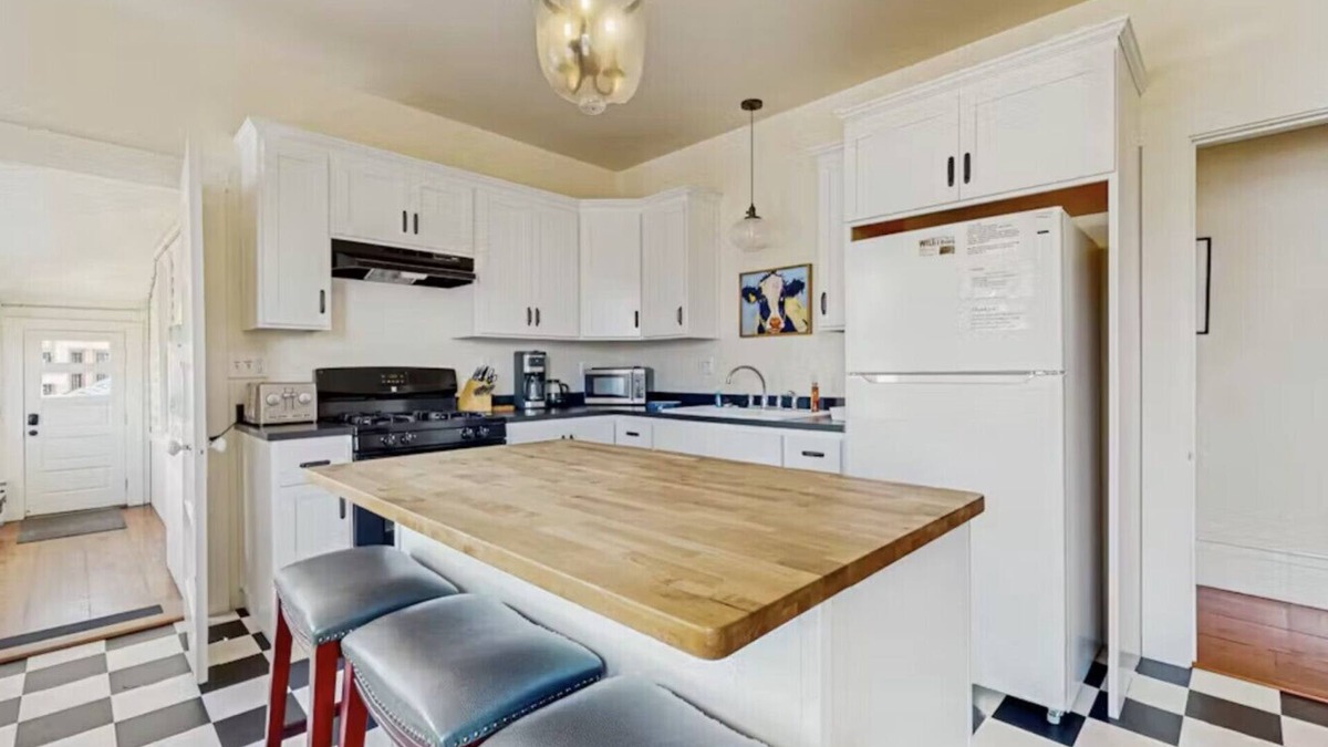 Old Town Eureka Apartment | Lilac Victorian Upstairs-Water-View Retreat in the Heart of Old Town