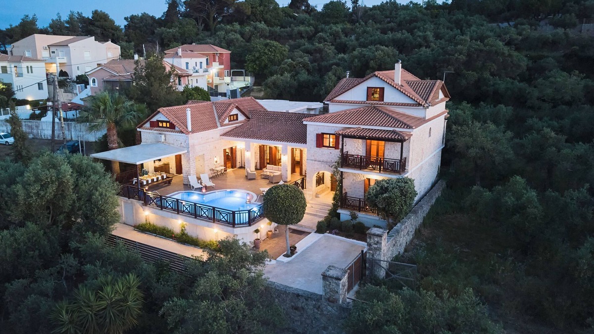 Akrotiri Villa | Lilas Luxury Villa, is a stone manor with its own private pool .