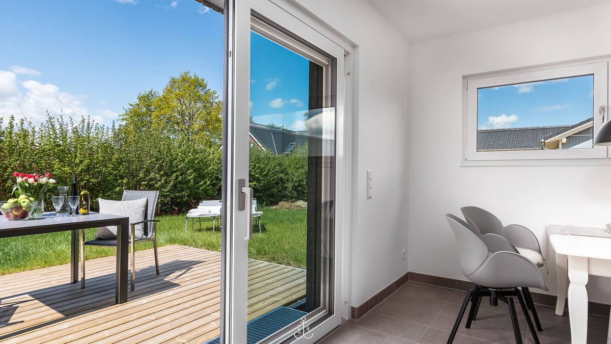 Dollerup House | Lille sort hus -terrace, garden furniture, barbecue, shower room, guest WC, parking space