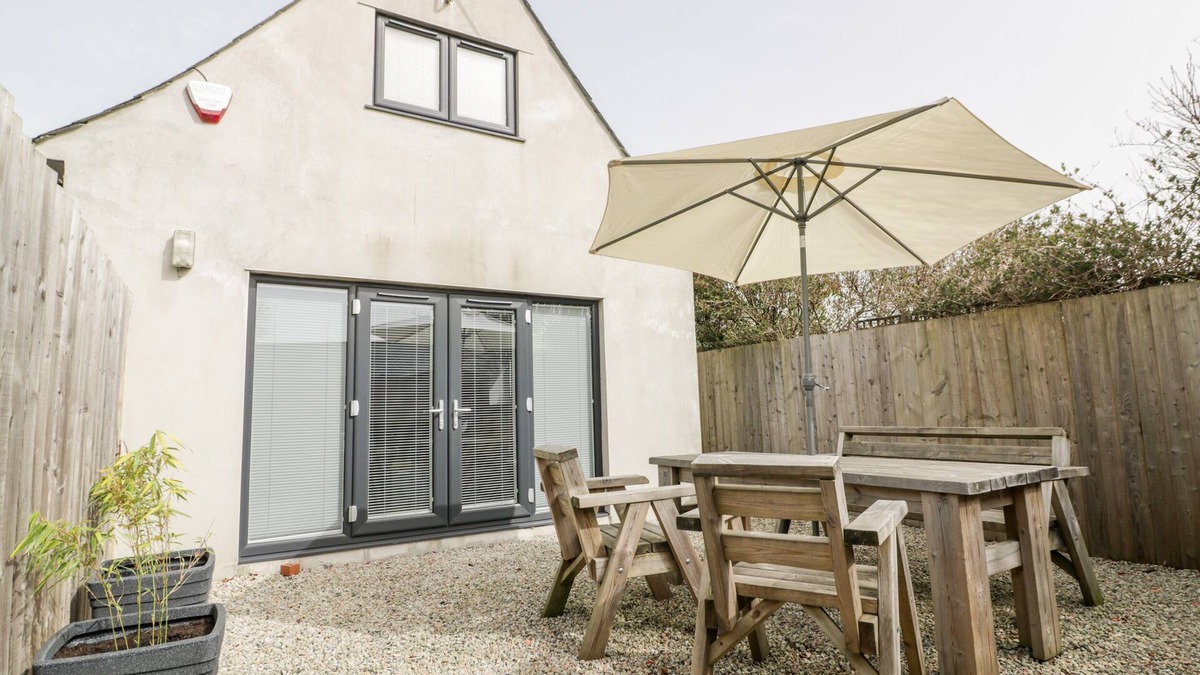 Camelford Cottage | LILY COTTAGE, pet friendly, with a garden in Camelford