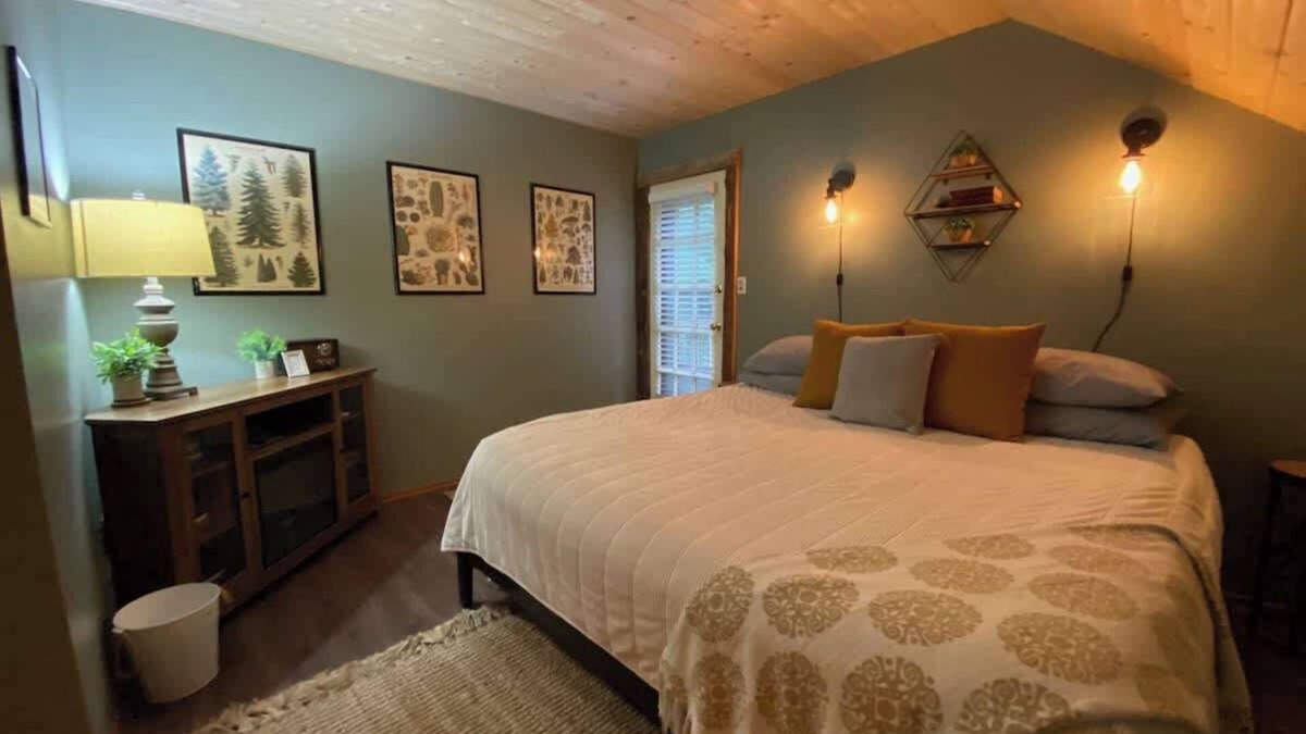 Forks Apartment | Lily Lodge Room near Olympic National Park