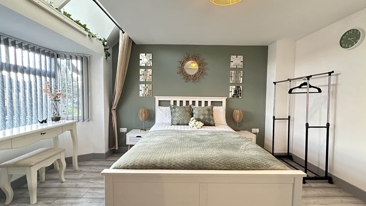 Marston Green Apartment | Lilypad Suite: Near Bham Airport | NEC | HS2 | Res
