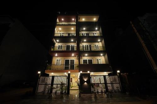 DLF Phase 5 Apartment | Lime Tree Two BHK Service Apartment Golf Course Road Gurgaon