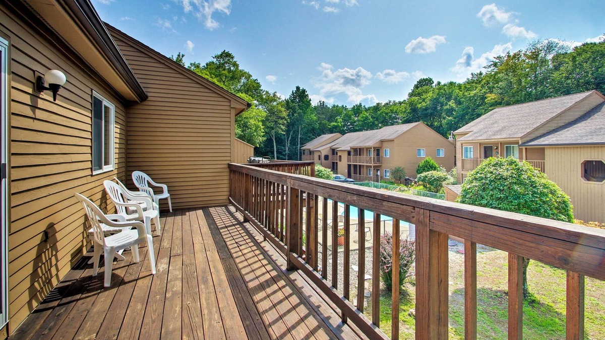 Lincoln Condo | Lincoln Condo w/Balcony - 6 Mi to Loon Mtn!