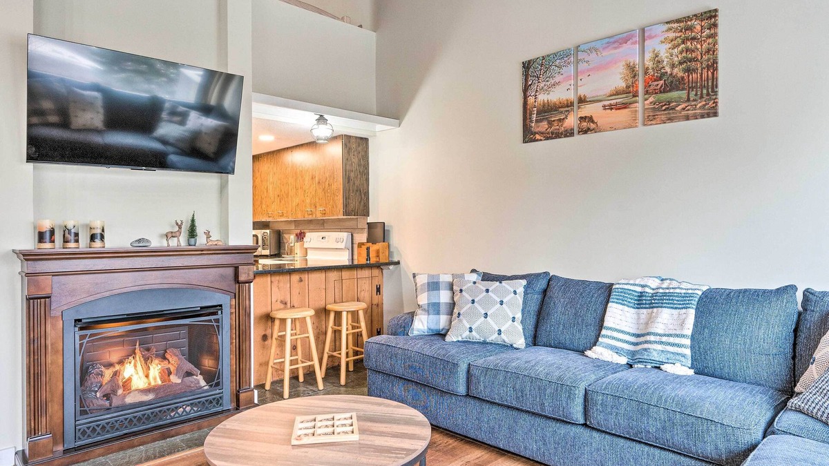 Lincoln Condo | Lincoln Escape w/Deck: 1 Mi to Loon Mountain!