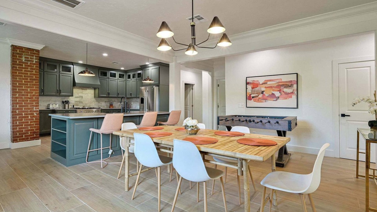 Central Oklahoma City House | Lincoln Luxury for Families or Large Groups – Prime Location Near OUHSC & Downto