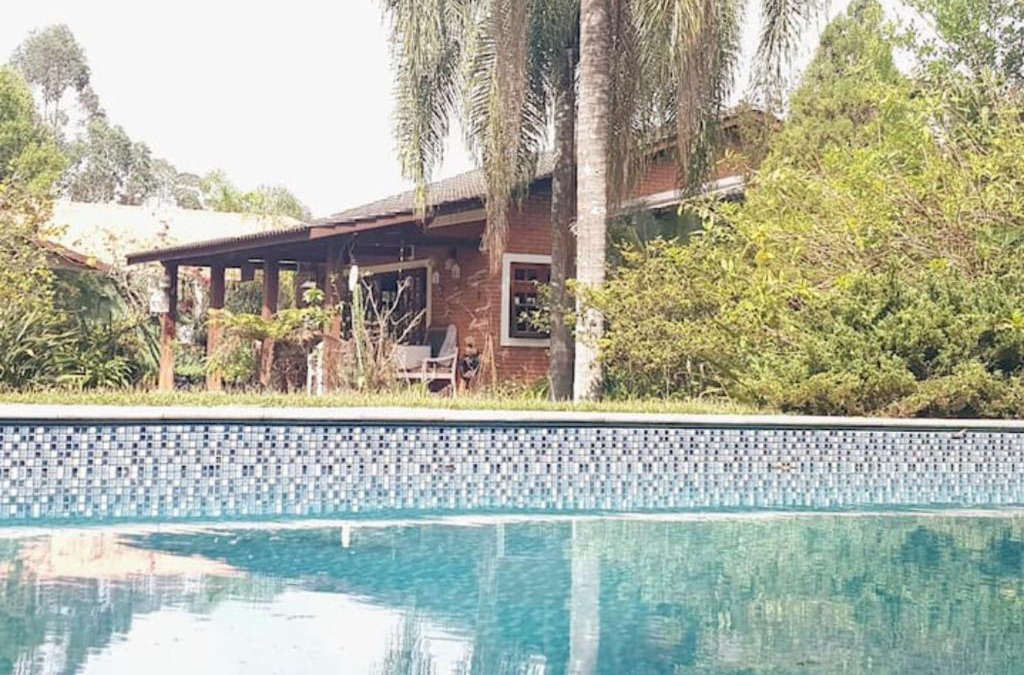 Southeast Region Villa | LINDA CHACARA EM CONDO A 40 MIN DE SP com piscina climatizada, churrasqueira, wifi, 5 quartos e muita natureza