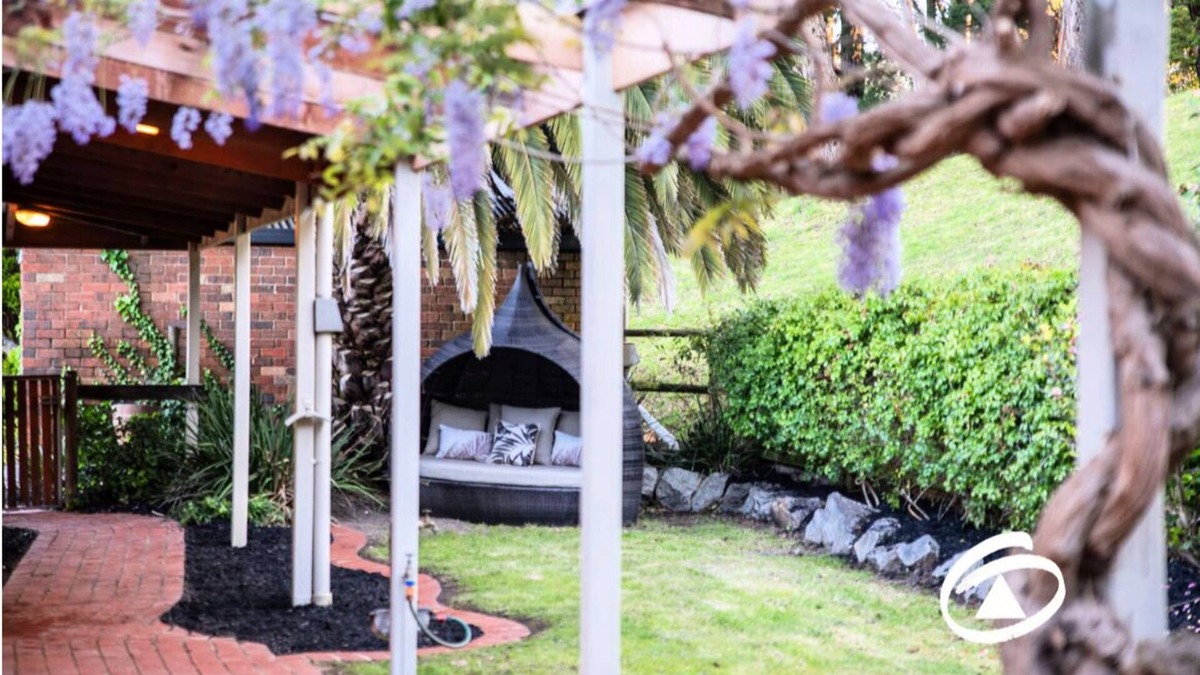 Pakenham Upper Other | 'Linden Rise' cosy farmhouse, peace & charm with views for miles. Pet Friendly