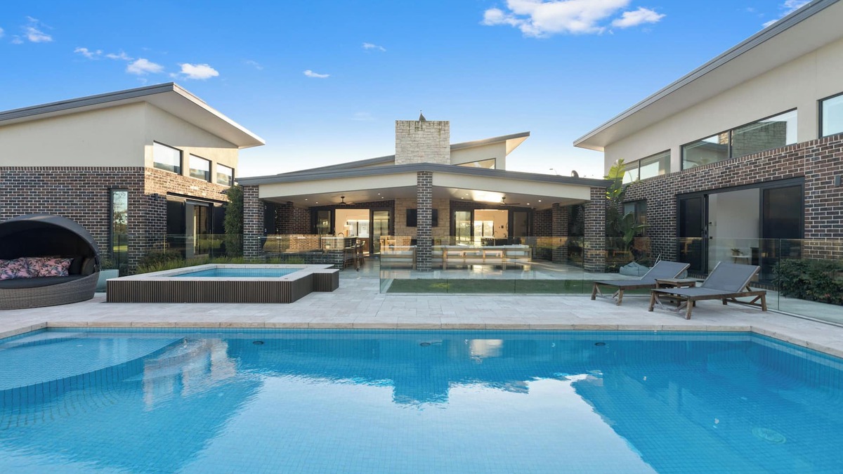Mornington House | Lindenderry Luxe. Brand new Family Entertainer, Large Electric Heated Pool & spa