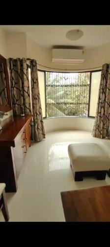 Santacruz West Apartment | Linking Road Market : 3bhk apt