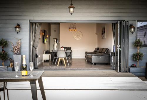 Newark upon Trent House | LIONHEART LARGE LUXURY ACCESSIBLE LODGE - Sleeps 12 ,Dog Friendly,Near Sherwood Forest at Fairview Farm Nottingham great for Family Gatherings ,Groups ,Parties