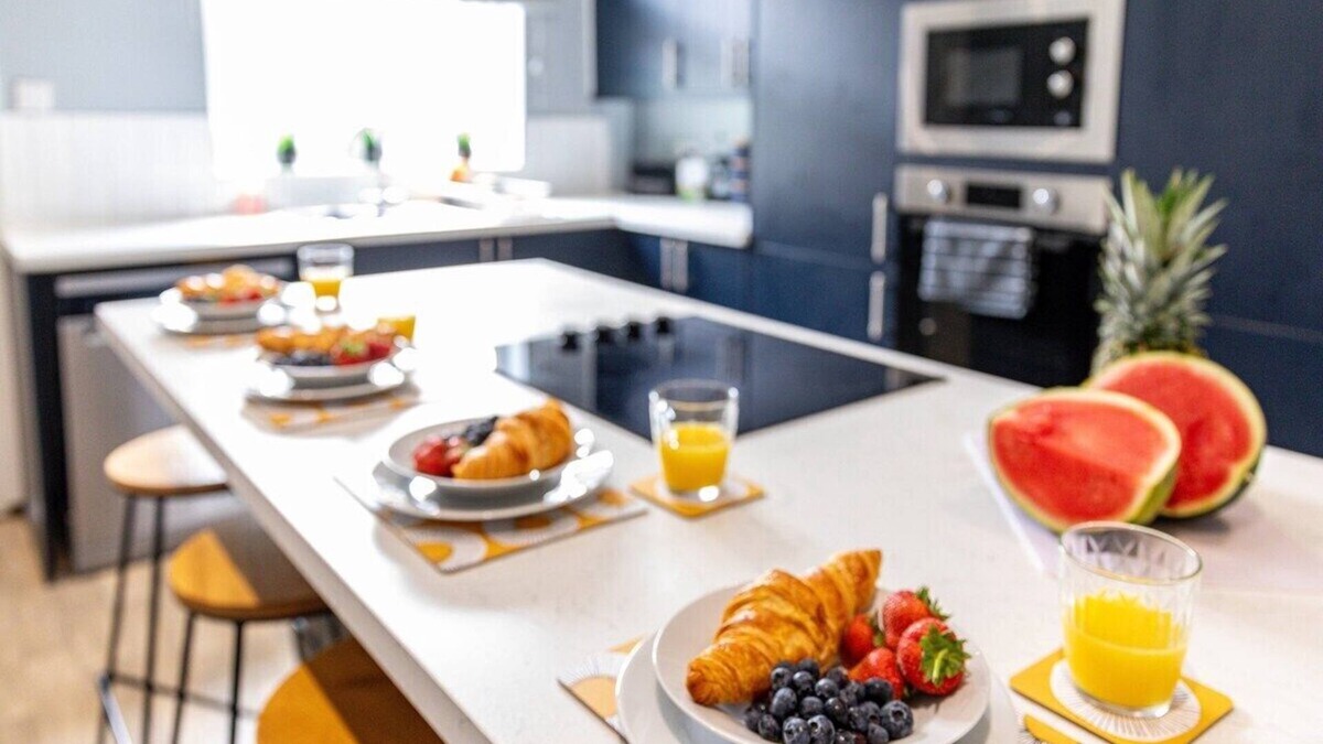 Castleford House | Liquorice Lodge- 2 bed & parking