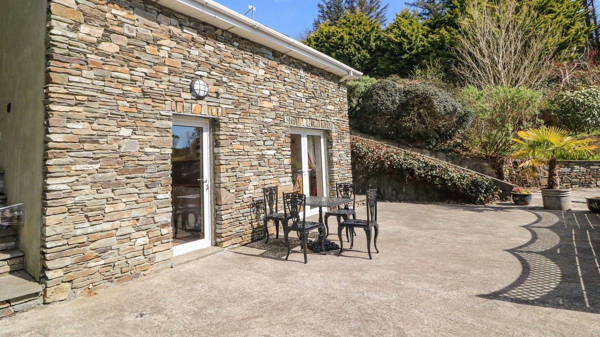 Union Hall Cottage | LIS-ARDAGH COTTAGE 2, family friendly in Union Hall, County Cork