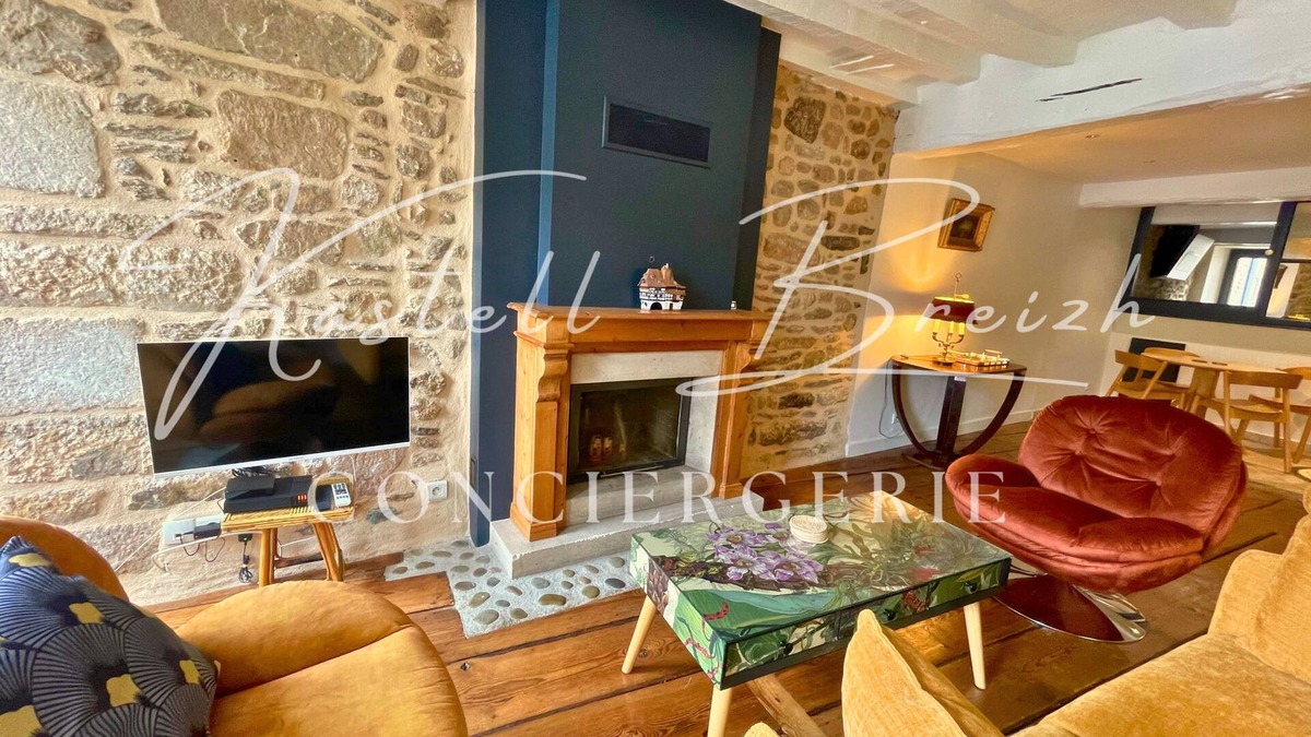 Guingamp House | Listed 17th century town house in the heart of the historic center