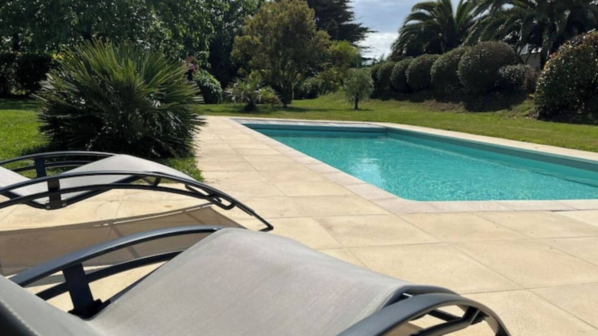 Nevez House | Listed gîte with swimming pool and games room near the sea