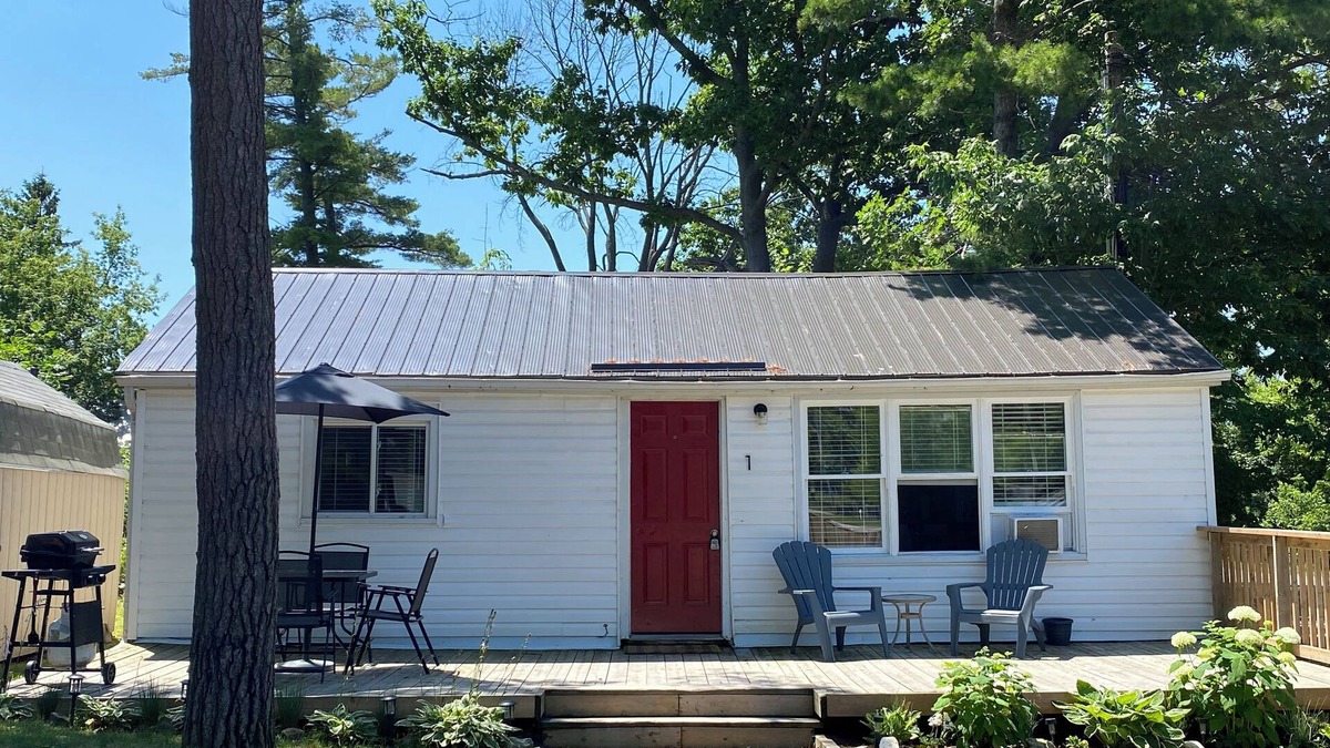 Wasaga Beach Cottage | Listen to the waves from your front deck
