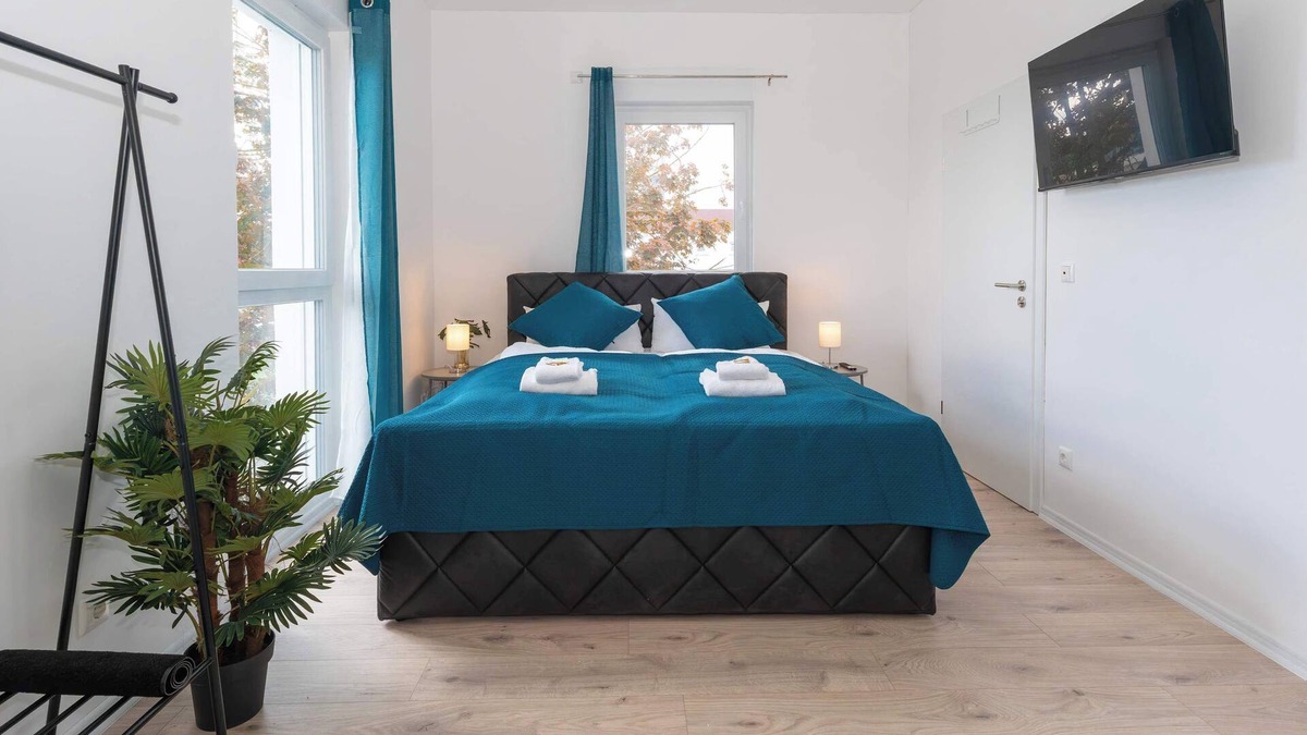 Rommelhausen Apartment | LiT LiVING: Luxus | Box SprIng | Kitchen | Parking