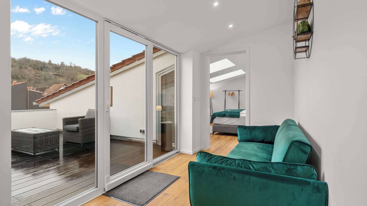 Hemsbach Apartment | LiT LiVING: Luxus |Box SprIng|Parking|Terrace|3 BR