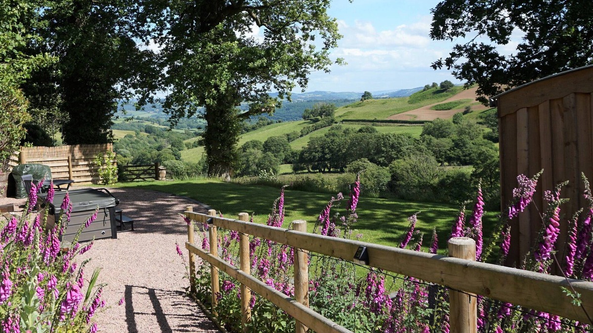 Llanfyllin House | Little Acorn - 5* Cyfie Farm, Luxury Shepherds Hut /Lodge with private hot tub.