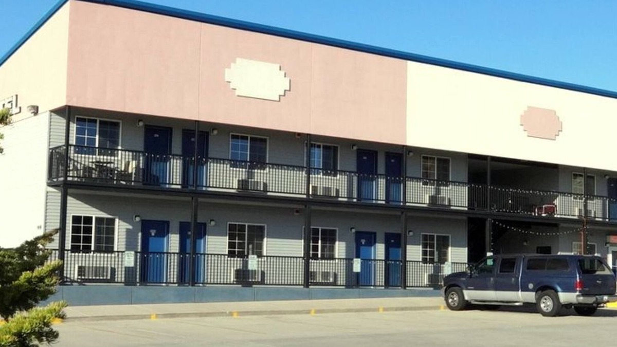 Green River Hotel | Little Bear Motel