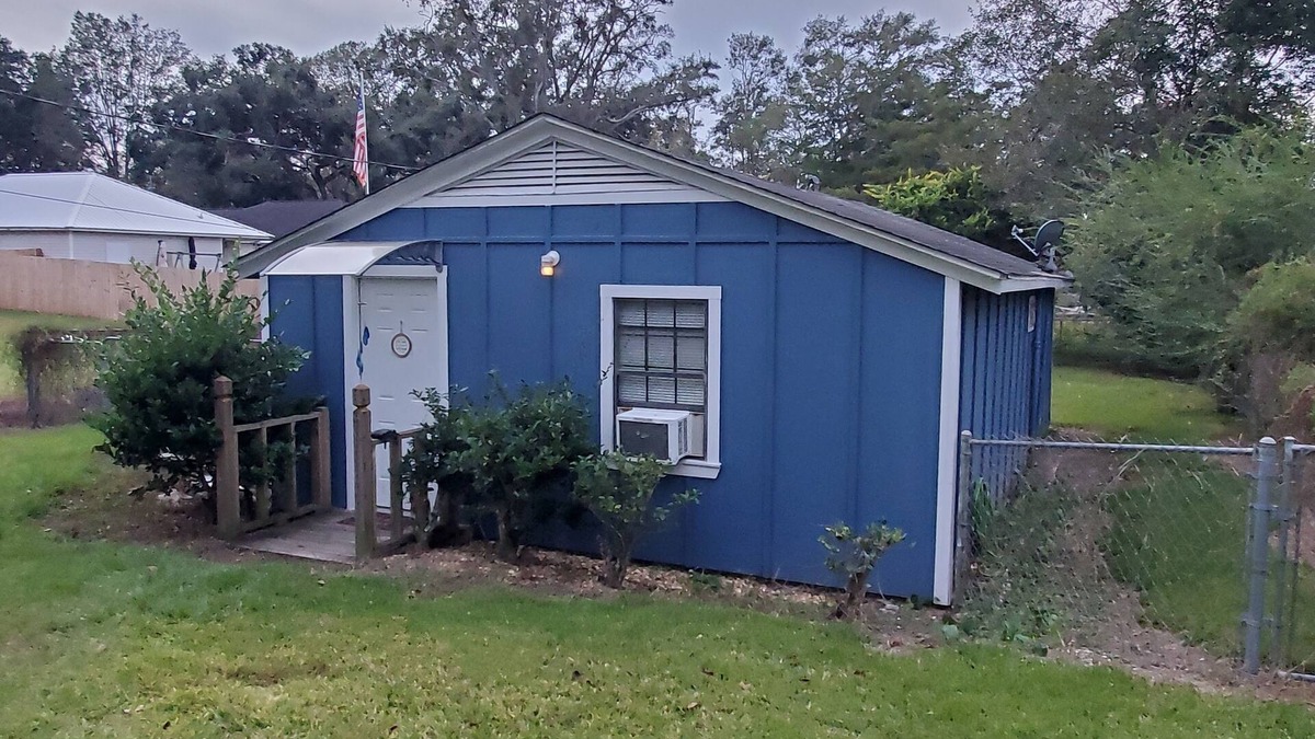 Robertsdale Cottage | Little Blue House in the heart of Robertsdale
