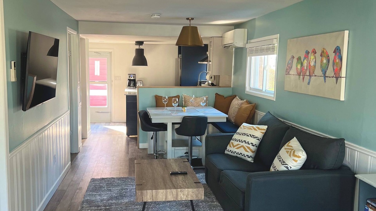 Port Stanley House | Little Blue on Second St! Cozy & close to the beach, pub, bar, and downtown!