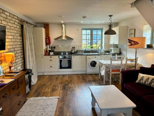 Mawnan Smith House | Little Bream - pretty cosy cottage, sea views, walk to the beach