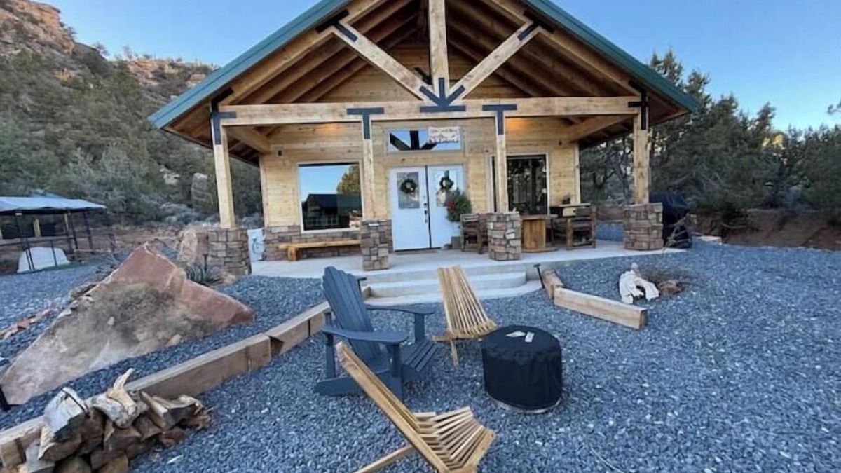 Apple Valley House | Little Creek Mesa Cabin with Zion NP Views-Jacuzzi