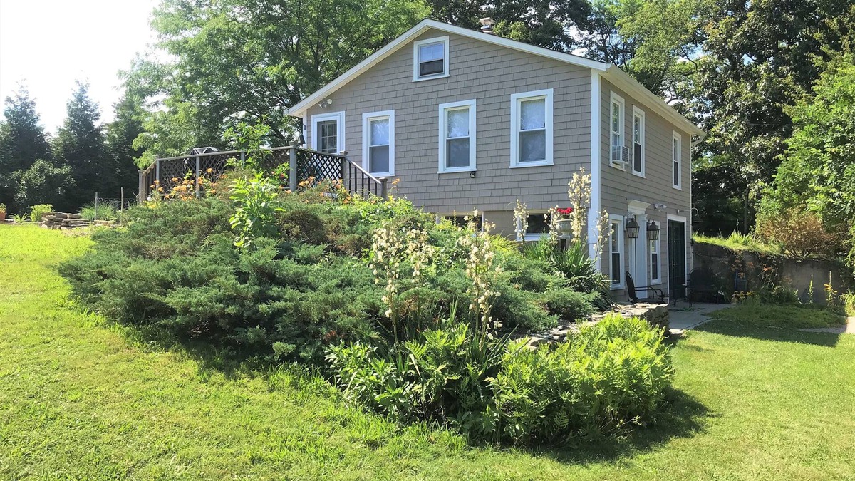 Saunderstown Cottage | Little Farmhouse Cottage - Country Near the Coast