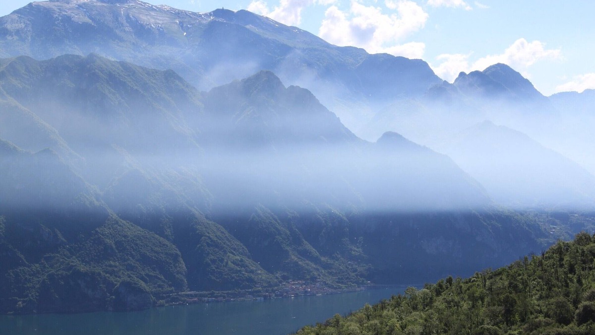 Fonteno House | Little house with garden, view of lake and hills