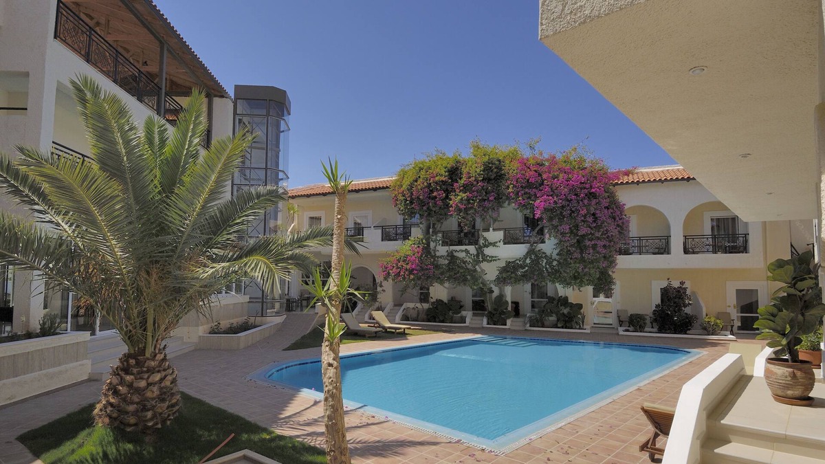 Kokinos Pirgos Hotel | Little Inn