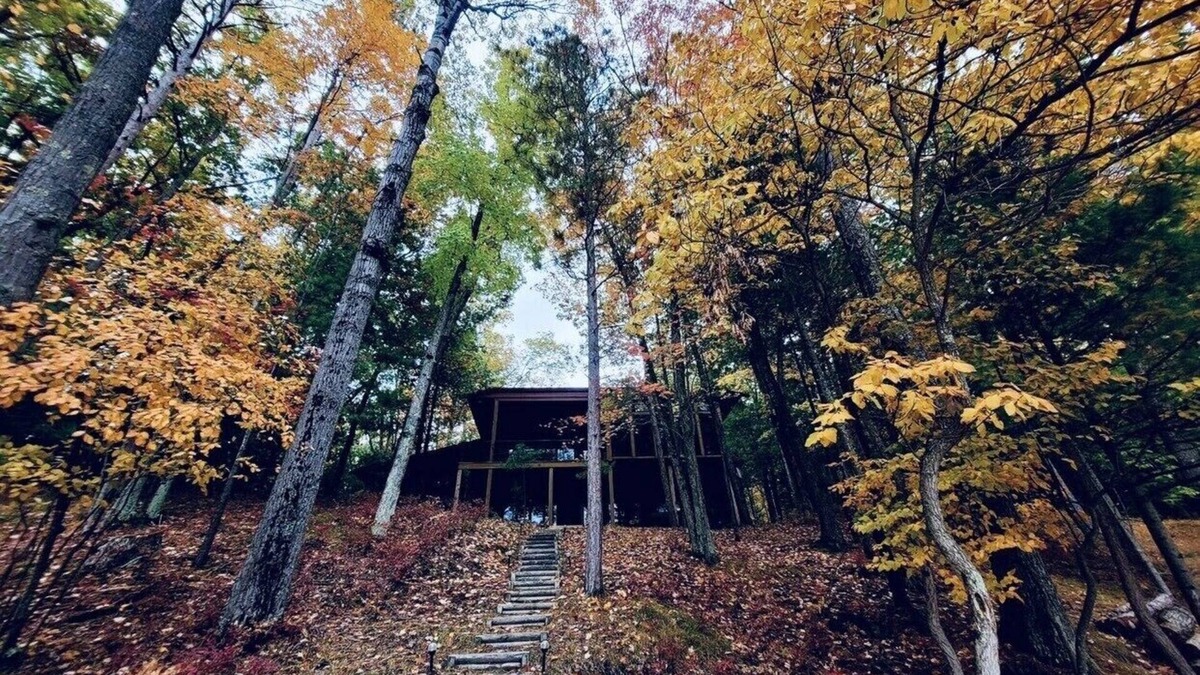 Irons House | Little Lake Escape! Hot tub, pool table, 5 Bedroom Lake Front w/kayaks!